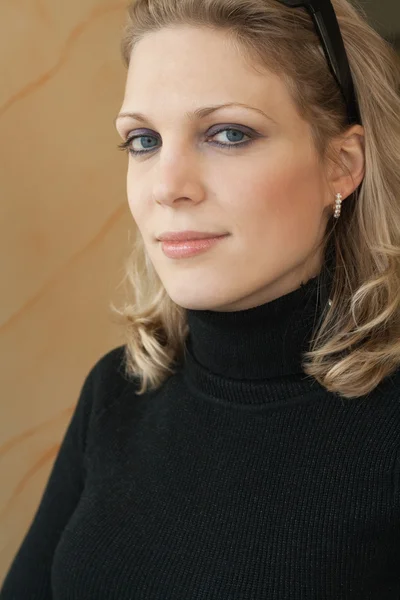 Портрет молодой симпатичной блондинки с голубыми глазами — стоковое фото