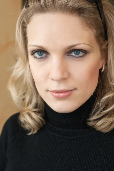 Portrét mladé roztomilé blondýnka s modrýma očima — Stock fotografie