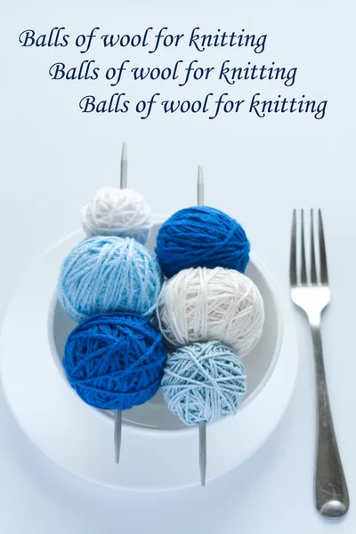 Palline colorate di lana per maglieria e ago — Foto Stock