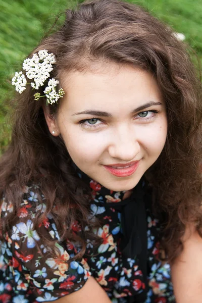 Portret młoda brunetka z kwitnące gałęzie — Zdjęcie stockowe