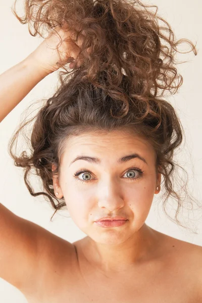 Porträtt av en vacker ung brunett med lockigt hår — Stockfoto