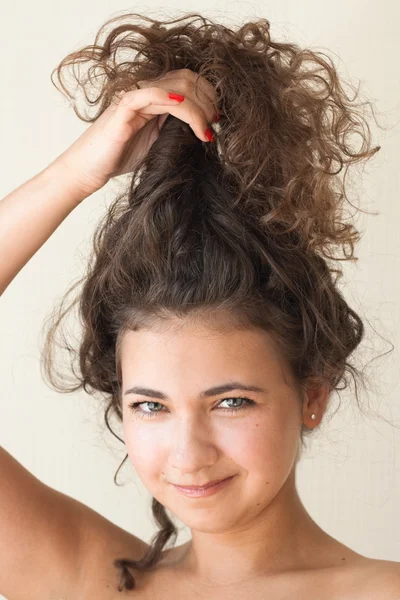 Portrait d'une belle jeune brune aux cheveux bouclés — Photo