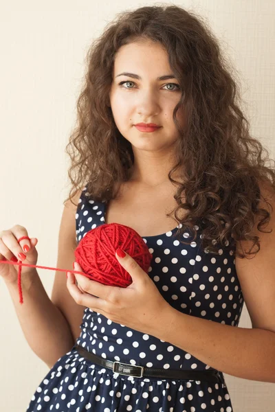 Krásná mladá brunetka s míčem vlákna v jejich rukou — Stock fotografie