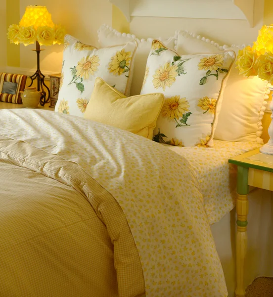 Gelbes Gänseblümchen-Schlafzimmer lizenzfreie Stockbilder