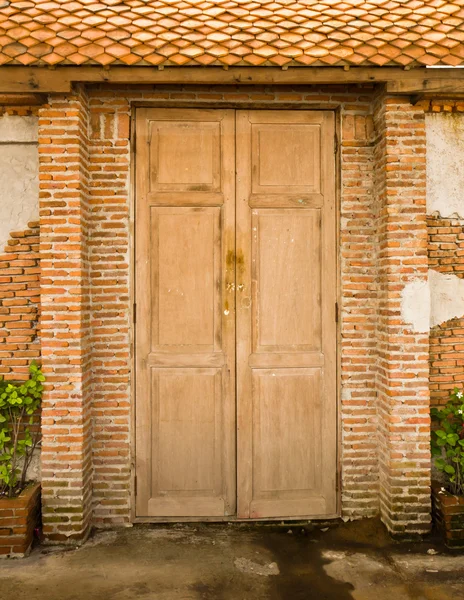 Grunge dveře a brickwall — Stock fotografie