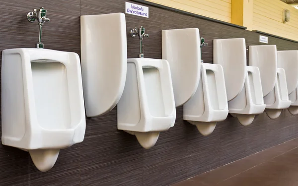 Rad i vit porslin urinoarer — Stockfoto