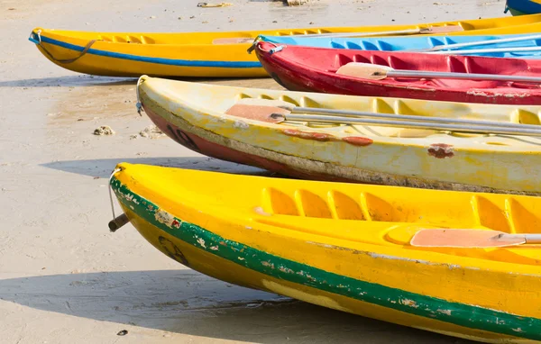 Vieux kayaks colorés — Photo