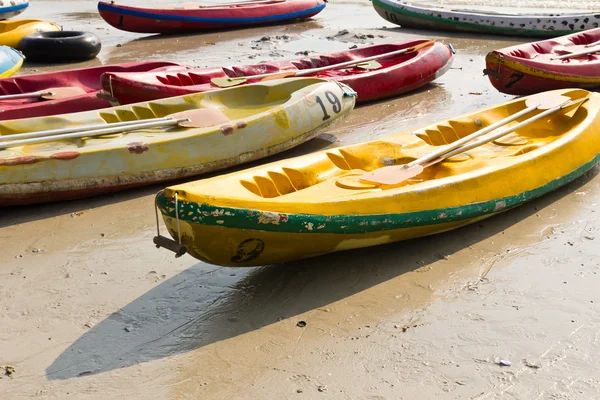 Vieux kayaks colorés — Photo