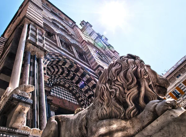 León de piedra hace guardia en la Catedral de San Lorenzo — Foto de Stock