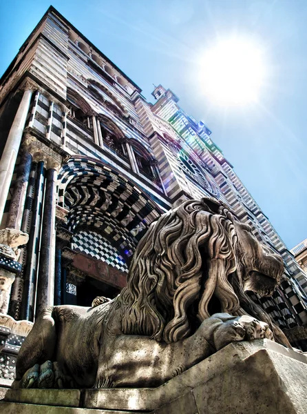 石狮站立的圣洛伦索大教堂的警卫 — 图库照片