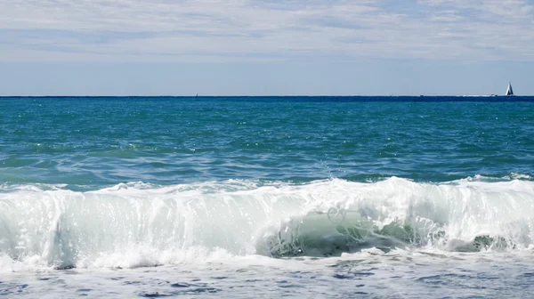 Волны ломаются на пляже — стоковое фото