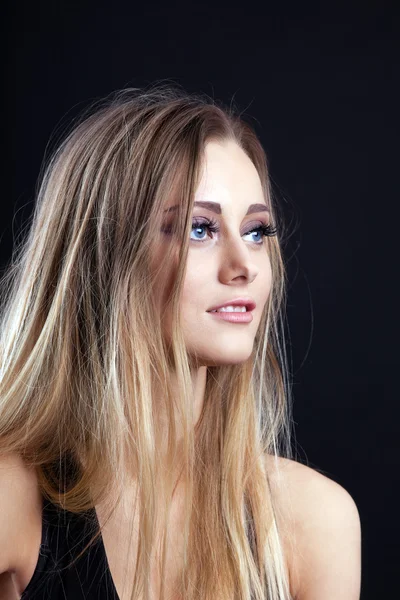 Verbazingwekkende blond meisje kijken naar licht — Stockfoto