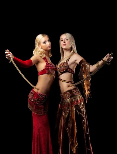 Две блондинки красотки стоят с саблей — стоковое фото