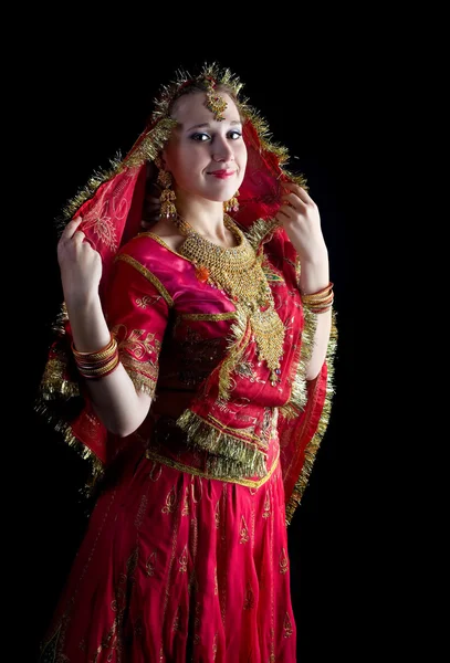 Девочка посмотри на себя - традиционный индийский костюм — стоковое фото