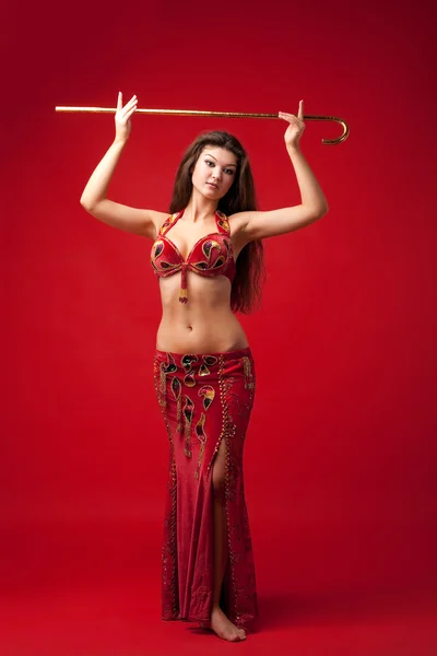 Ung flicka i orientaliska arabiska dräkt med käpp — Stockfoto