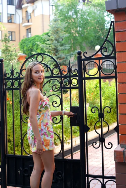 Dziewczyna w lato sukienka - Zapraszam do mojego domu — Zdjęcie stockowe