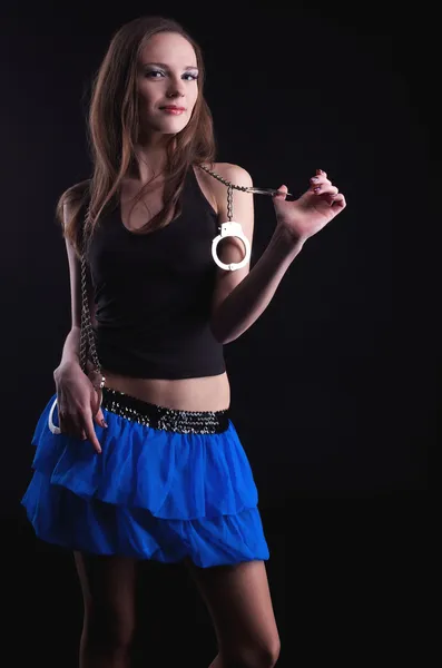 Сексуальная девушка играет с наручниками — стоковое фото