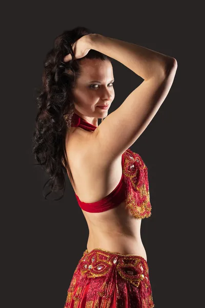 Жінка танцює в червоному східному арабському костюмі — стокове фото