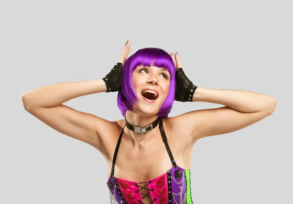 Cantante de disco en pelos púrpura y corsé — Foto de Stock