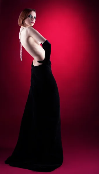 Donna fata ritratto nudo con perline in stile retrò — Foto Stock