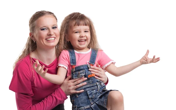 Счастливая молодая мать держит улыбающуюся дочь — стоковое фото