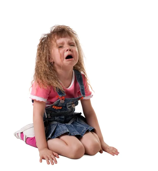 Choro de criança senta-se no branco - isolado — Fotografia de Stock