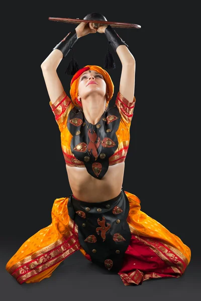 Vrouw oriëntaalse dans met schild - Arabië kostuum — Stockfoto