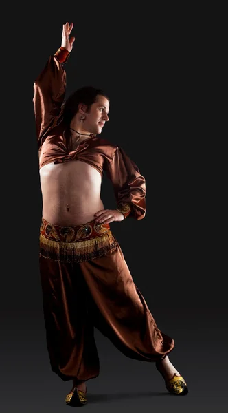 Мужчина танцует в коричневом традиционном арабском костюме — стоковое фото