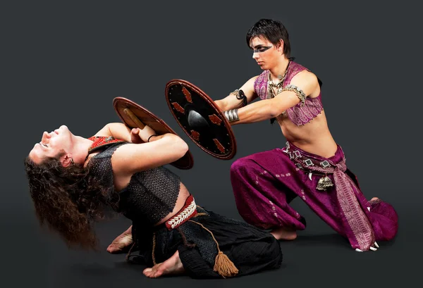 Dos hombres luchan con escudo - danza con eapon —  Fotos de Stock