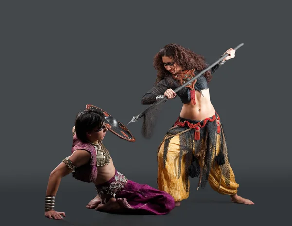 Tradycyjny strój - rytualny taniec z bronią — Zdjęcie stockowe