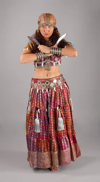 Oosterse Indiase danseres met messen — Stockfoto
