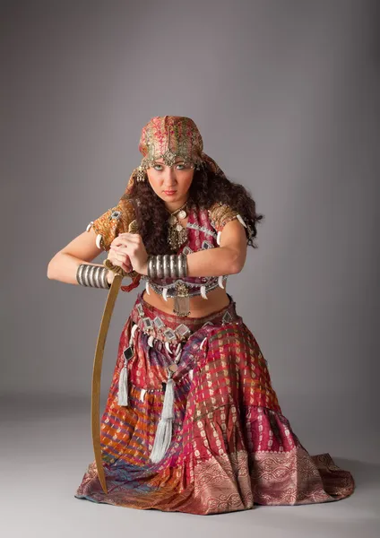 Женщина в традиционном индийском костюме с саблей — стоковое фото