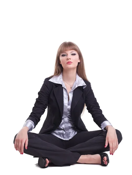 Привлекательная молодая деловая женщина сидит в йоге асана — стоковое фото