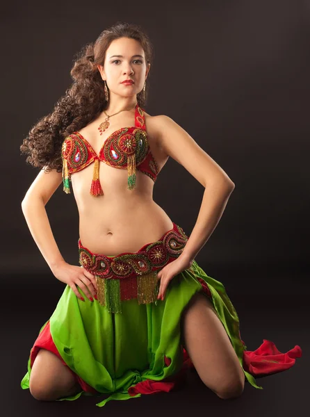 Giovane bellezza ragazza in costume arabo — Foto Stock