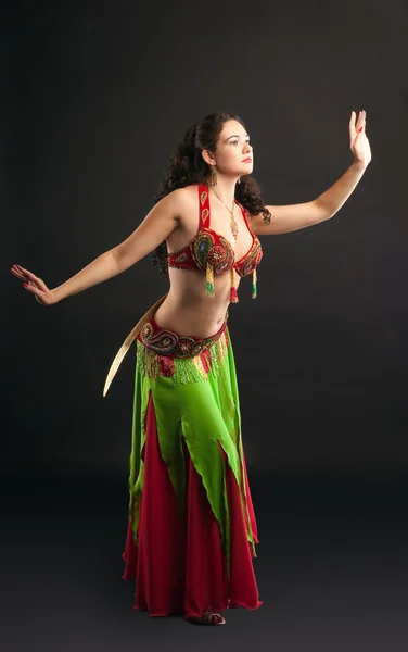 Νεαρή arabian χορεύτρια με saber — Φωτογραφία Αρχείου