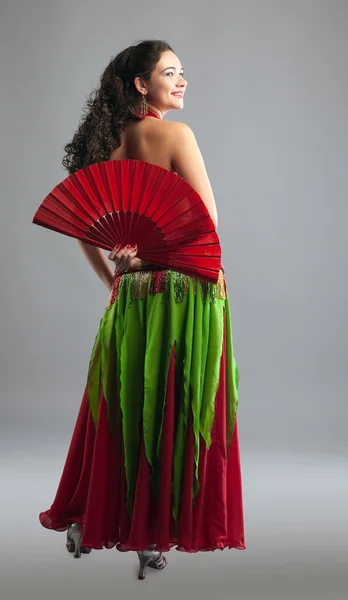 Mujer joven danza del vientre con ventilador — Foto de Stock