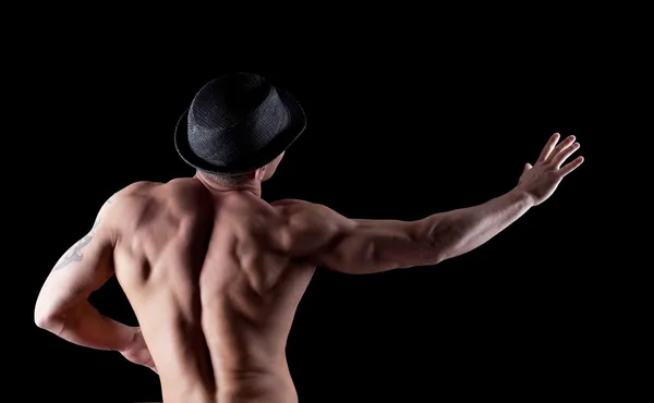 在黑暗中的裸体肌肉运动男子姿势 — 图库照片