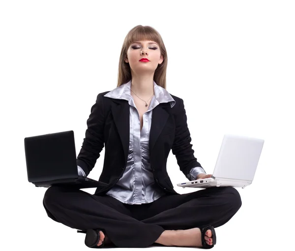 Yong femme d'affaires dans le yoga avec deux ordinateurs portables — Photo