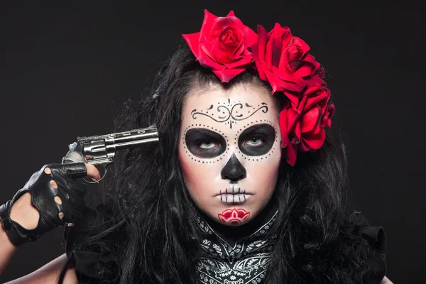 Junges Mädchen am Tag der Totenmaske mit Waffe — Stockfoto