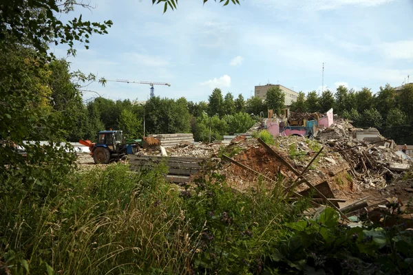Τρακτέρ καθαρό εργοτάξιο από σκουπίδια — Φωτογραφία Αρχείου