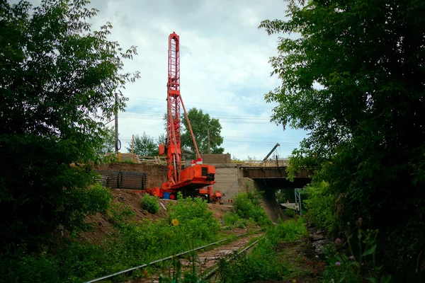 Pilha plataforma de reparação ponte sobre estrada ferroviária — Fotografia de Stock