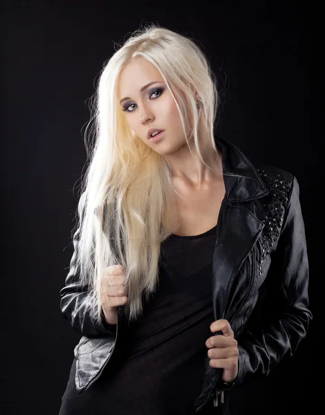 Piękna blond dziewczyna w skórzaną kurtkę — Zdjęcie stockowe
