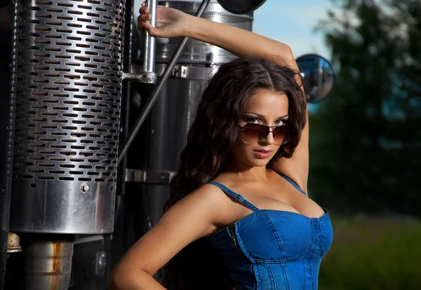 Menina sexy em jeans stand perto de caminhão de aço — Fotografia de Stock