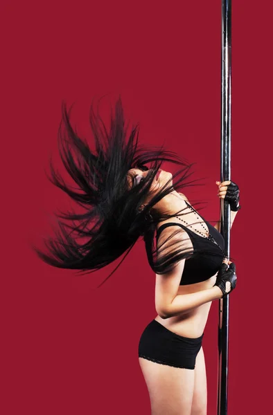 Ung flicka i poledance med svart hår — Stockfoto