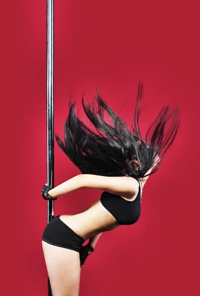 Frau in Dessous Pole Dance mit schwarzen Haaren — Stockfoto