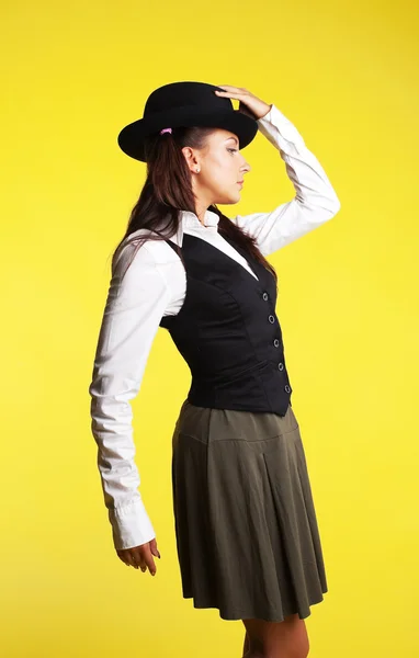 Skönhet kvinna poserar skola-flicka med hatt — Stockfoto