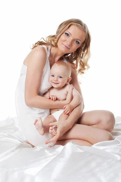 Beleza mãe com filho retrato na seda isolada — Fotografia de Stock