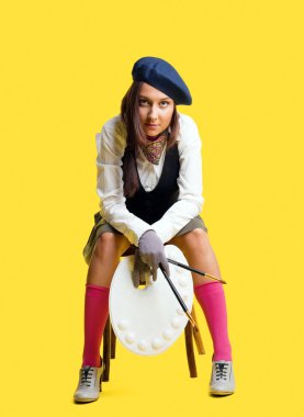 genç sanatçı retro tarzı kumaş gülümseme ile fırça