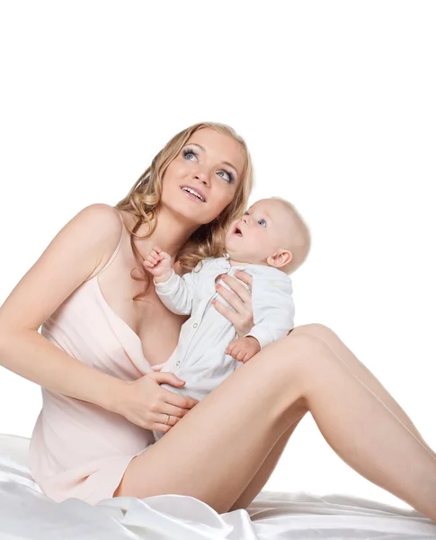 Bellezza giovane madre con bambino guarda la luce — Foto Stock