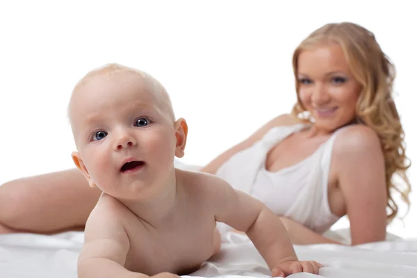 素晴らしい赤ちゃんと背景にはかなりの母親 — ストック写真